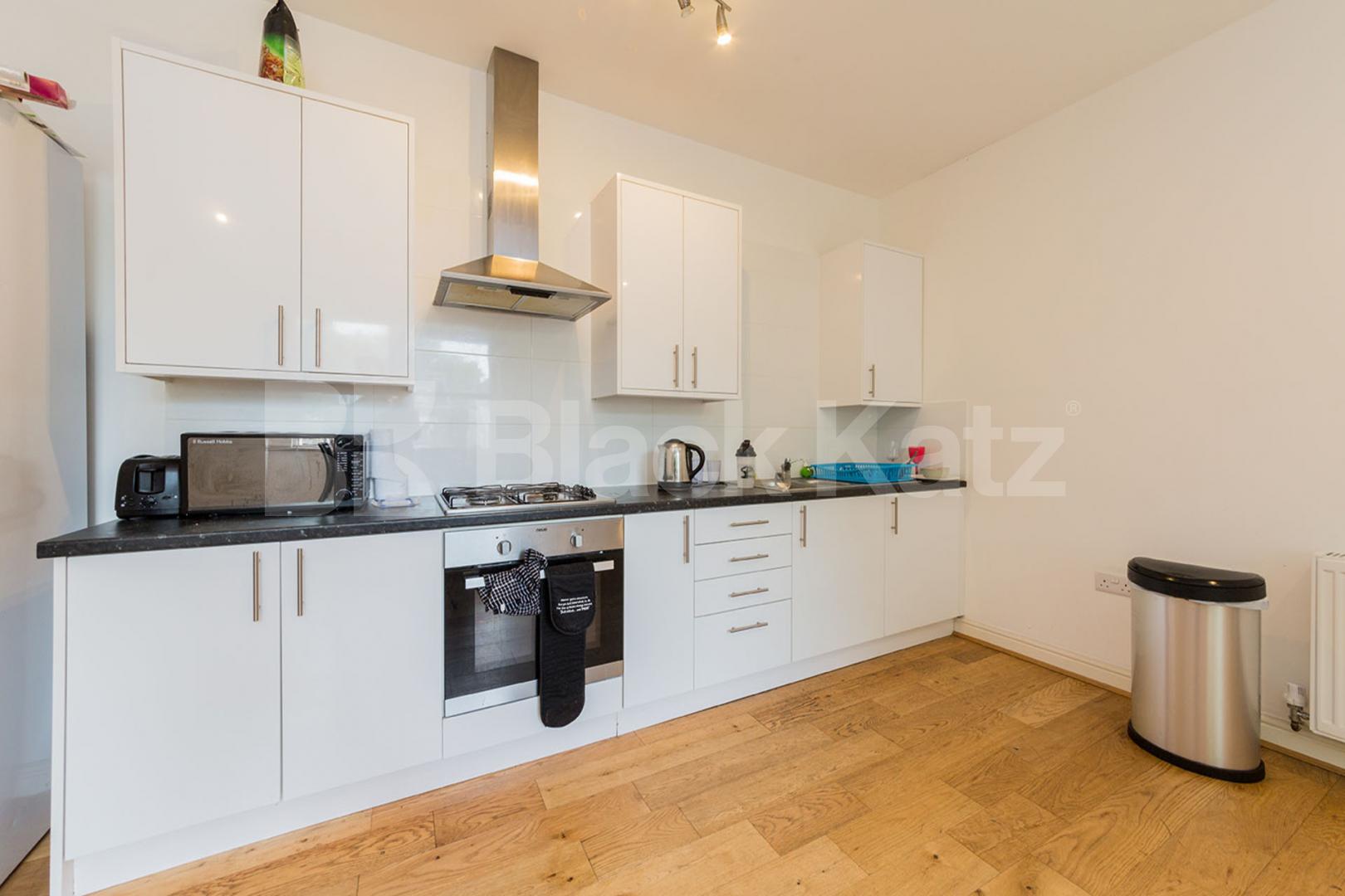 Bright and airy 3 bedroom property with a spacious lounge Hillmarton Road, Islington 